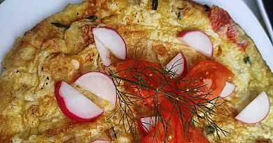 Puszysty omlet warzywny z rzodkiewką i pomidorem