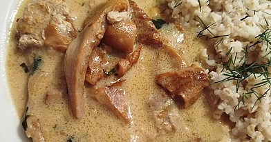 Schab duszony w kremowym sosie kurkowym