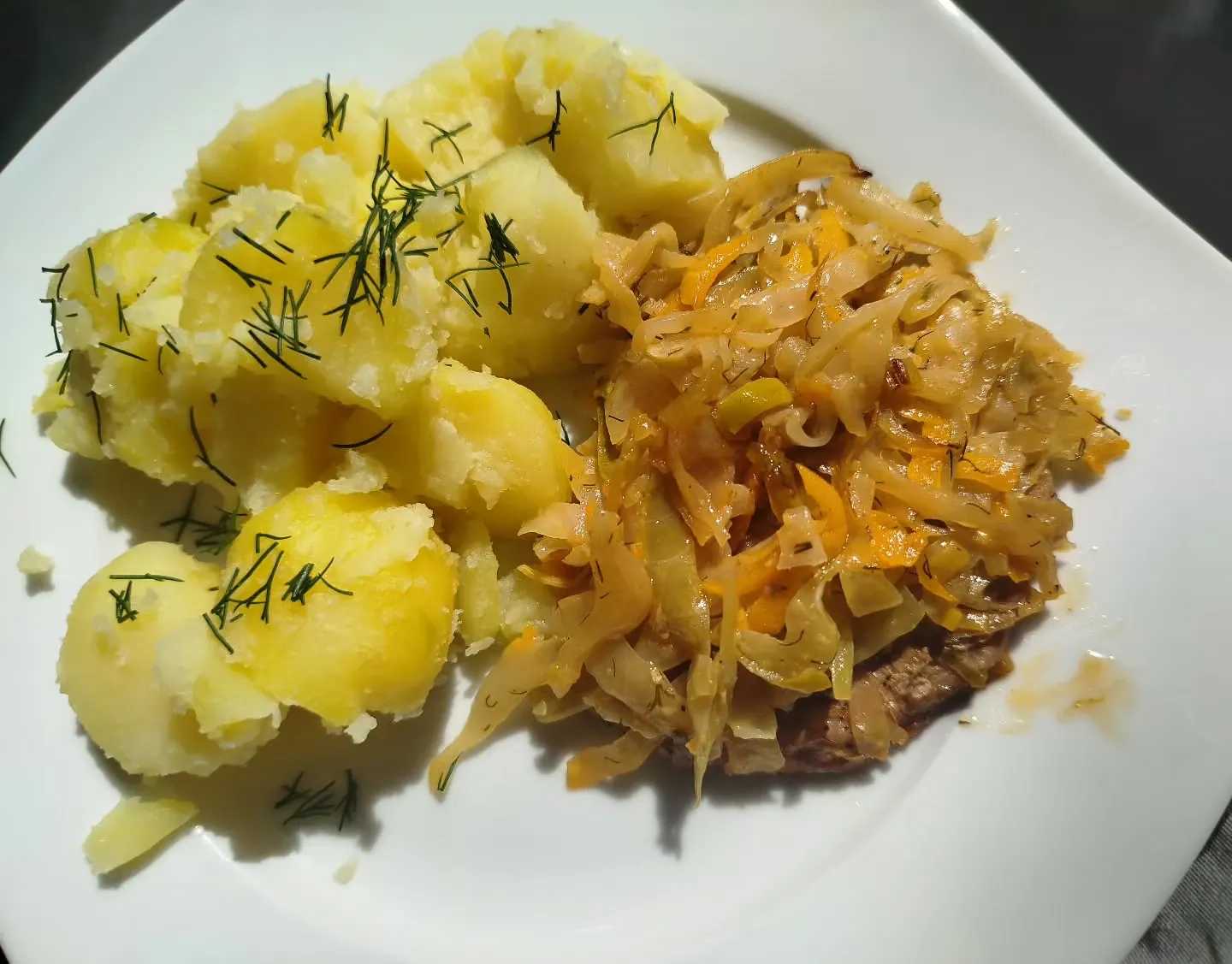 Schab duszony pod młodą kapustą z marchewką, porem i koperkiem