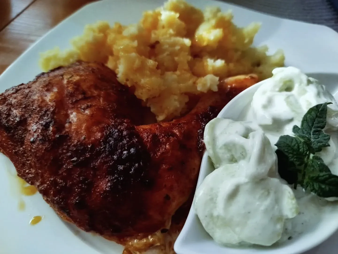 Pieczone udka z kurczaka z chrupiącą skórką, młodymi ziemniakami i domową mizerią