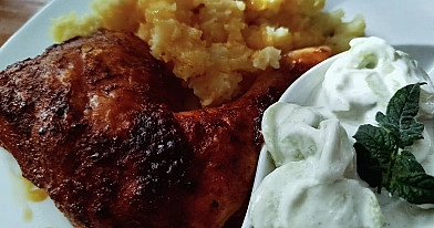 Pieczone udka z kurczaka z chrupiącą skórką, młodymi ziemniakami i domową mizerią