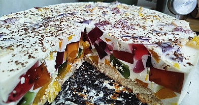 Galaretkowiec z owocami i śmietanką – lekki, kolorowy deser na każdą okazję