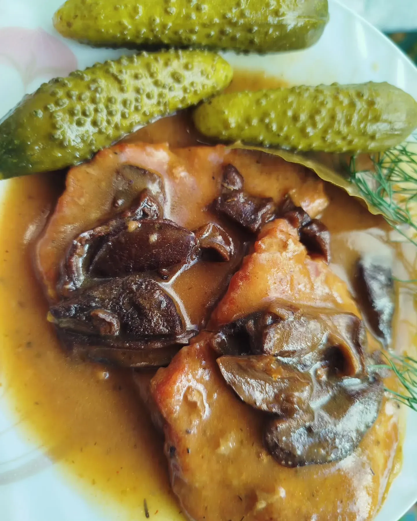 Bitki schabowe w aromatycznym sosie grzybowym z suszonych podgrzybków