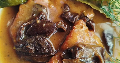 Bitki schabowe w aromatycznym sosie grzybowym z suszonych podgrzybków