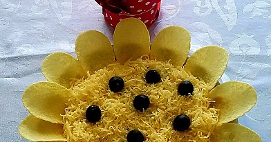 Tuno salotos saulėgrąža - su bulvėmis, kiaušiniais ir alyvuogėmis