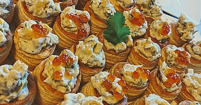 Vieno kąsnio tuno ir kiaušinių užkandžių krepšeliai