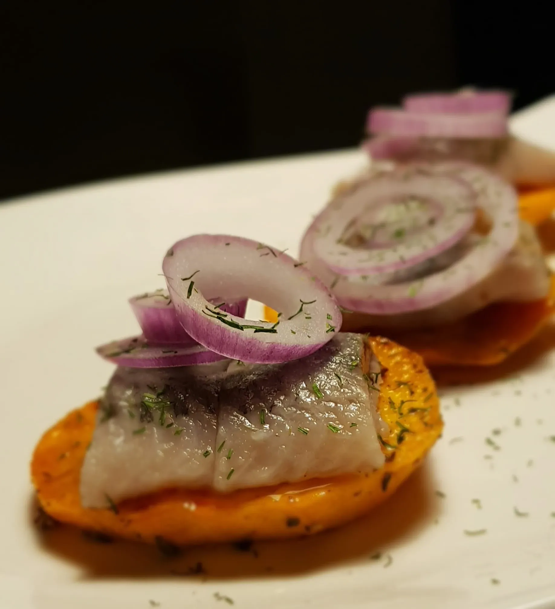 Keptos saldžios bulvės su silke ir raudonaisiais svogūnais