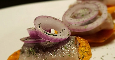 Keptos saldžios bulvės su silke ir raudonaisiais svogūnais