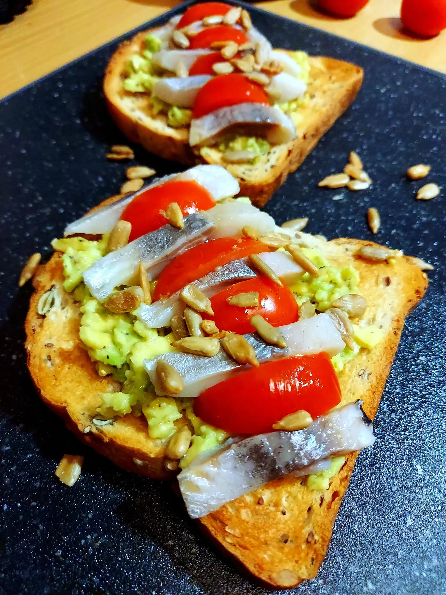 Naminė skrudintos duonos užtepėlė su avokadu, silke ir pomidorais