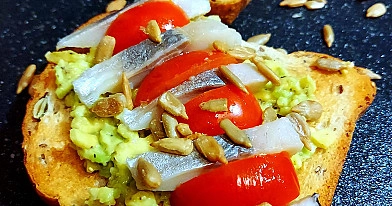 Naminė skrudintos duonos užtepėlė su avokadu, silke ir pomidorais