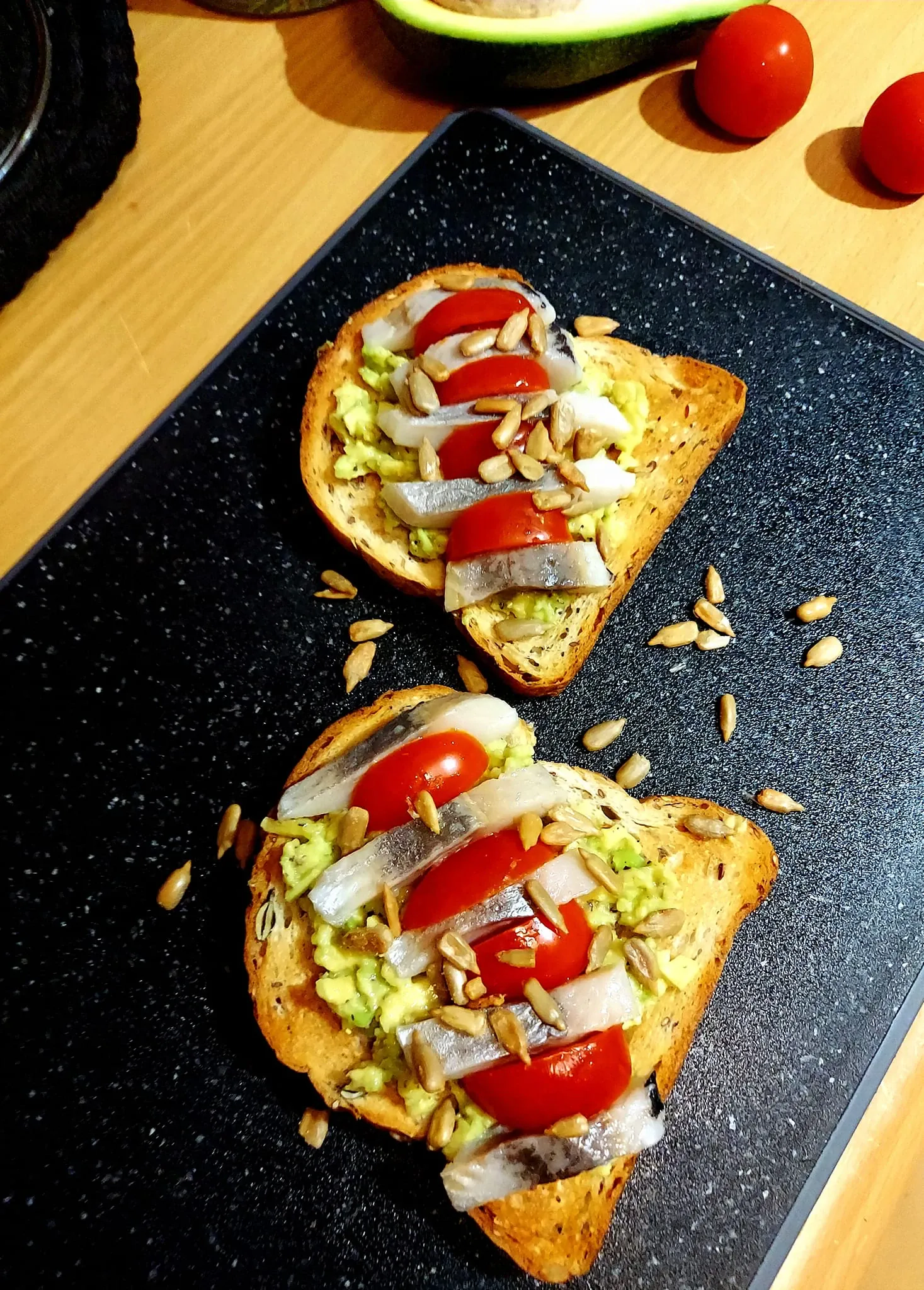 Naminė skrudintos duonos užtepėlė su avokadu, silke ir pomidorais