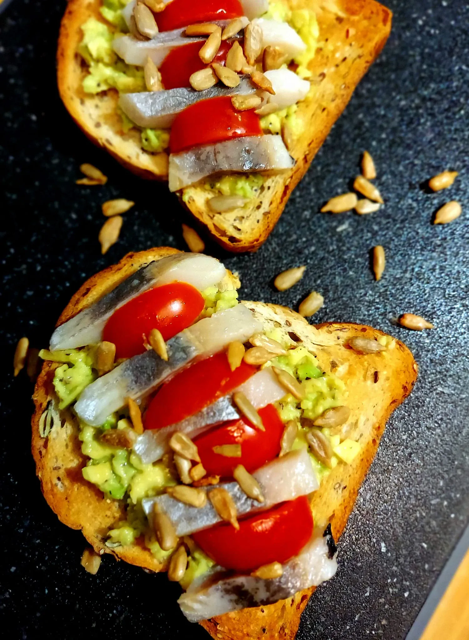 Naminė skrudintos duonos užtepėlė su avokadu, silke ir pomidorais