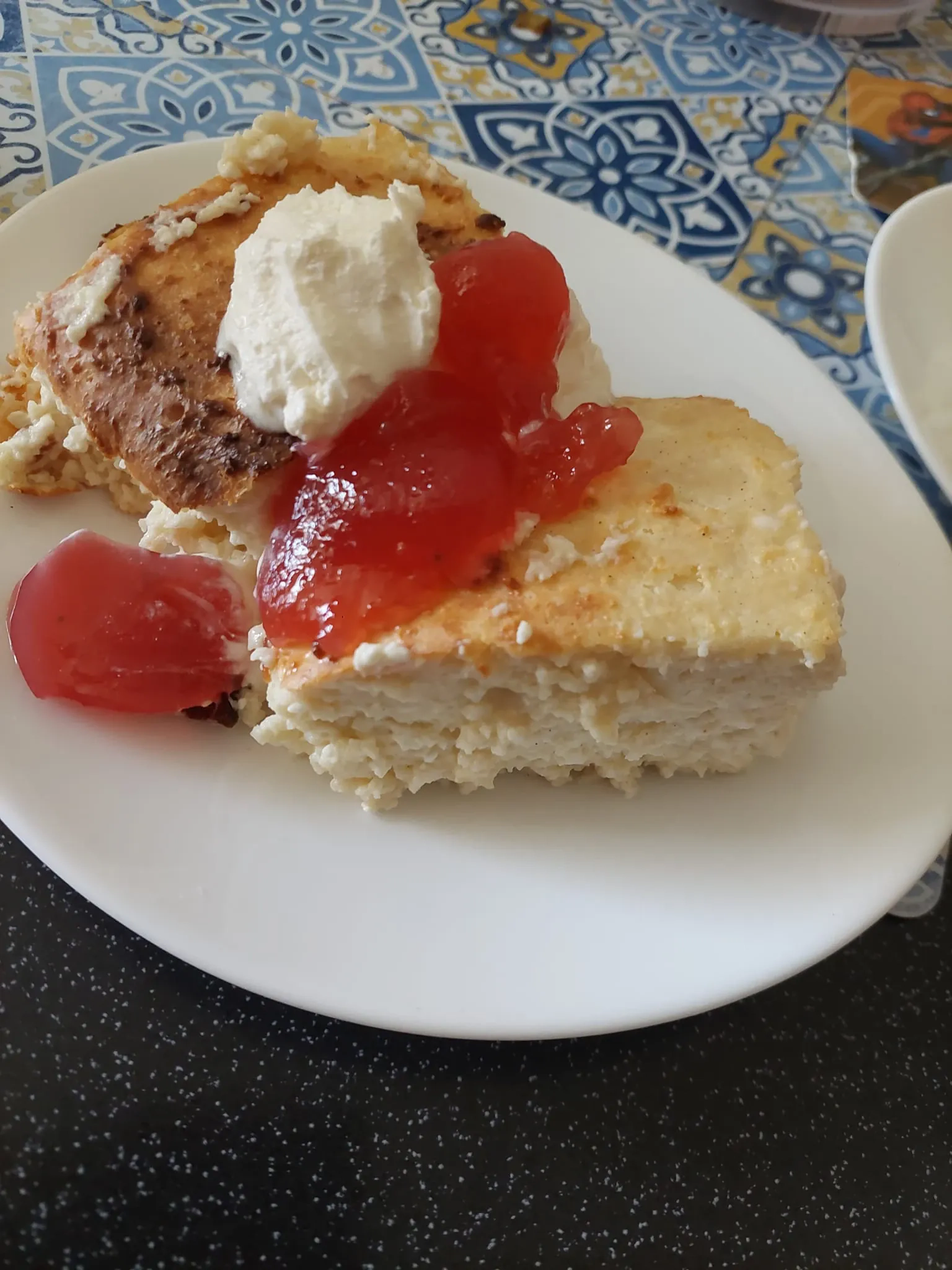 Grūdėtos varškės apkepas su obuoliais