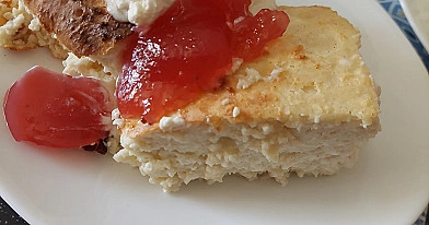 Grūdėtos varškės apkepas su obuoliais