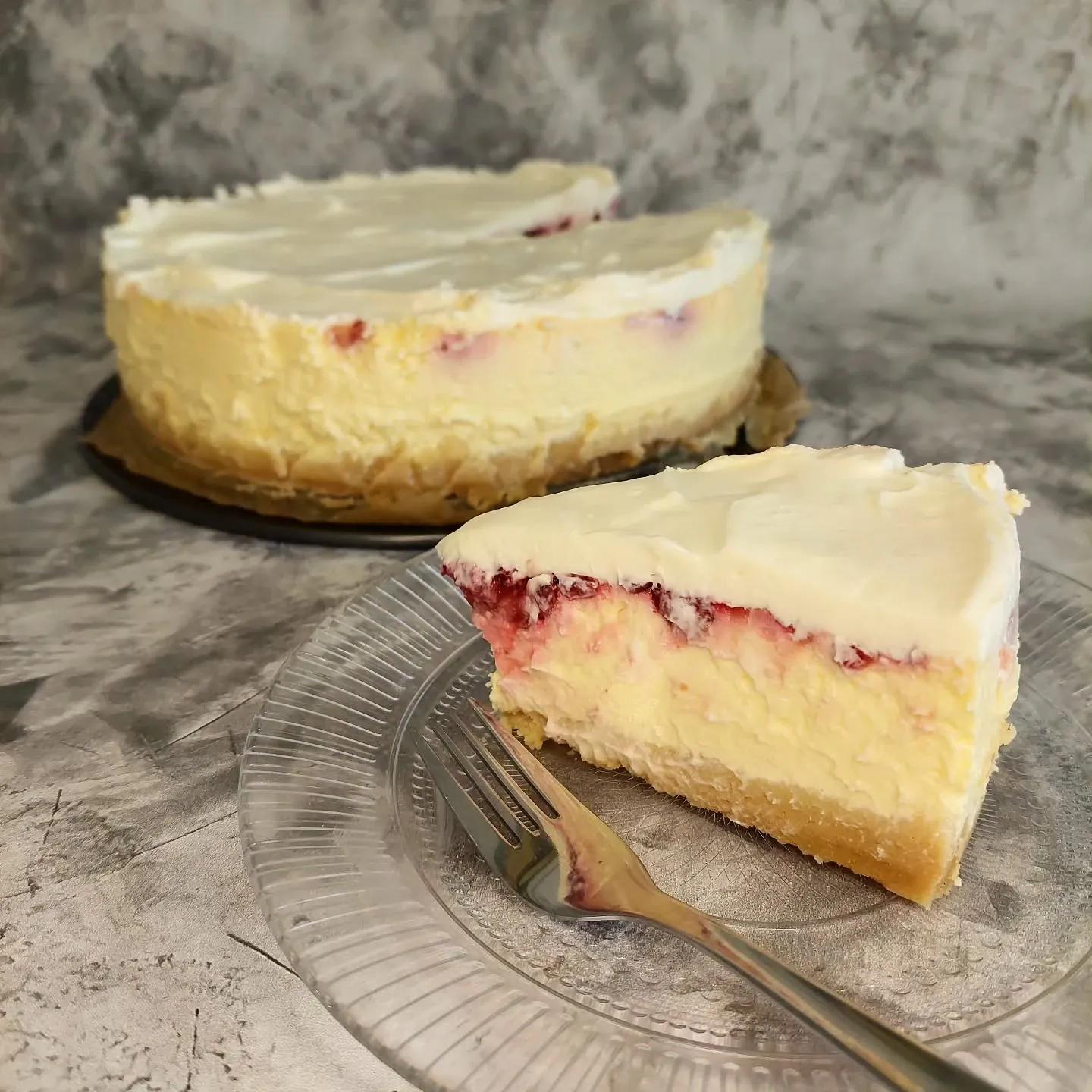 Kremowy sernik z malinami i serkiem kanapkowym