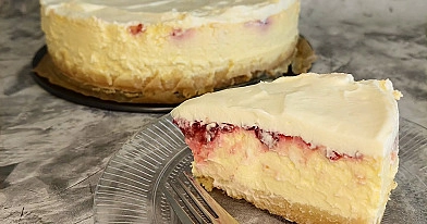 Kremowy sernik z malinami i serkiem kanapkowym