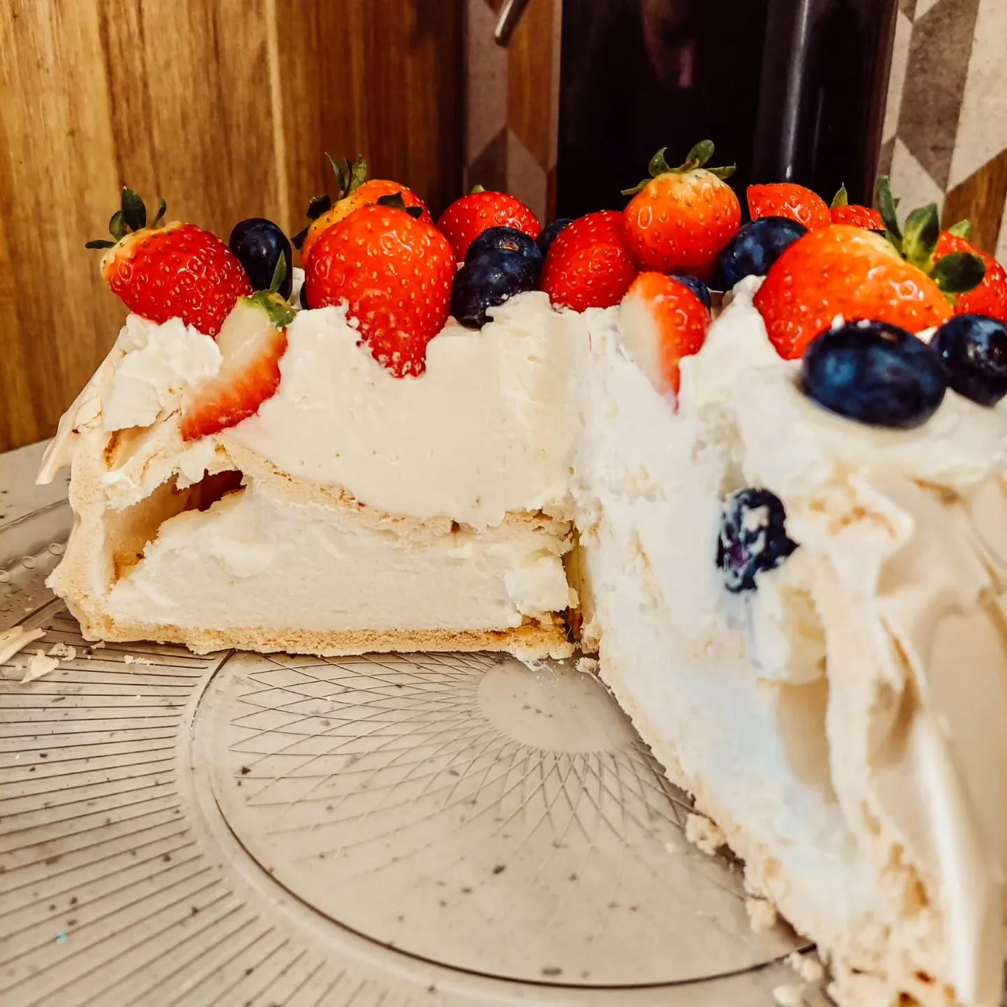 Beza Pavlova z mascarpone, truskawkami i borówkami