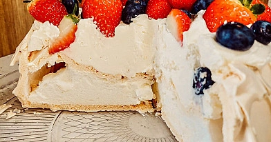 Beza Pavlova z mascarpone, truskawkami i borówkami