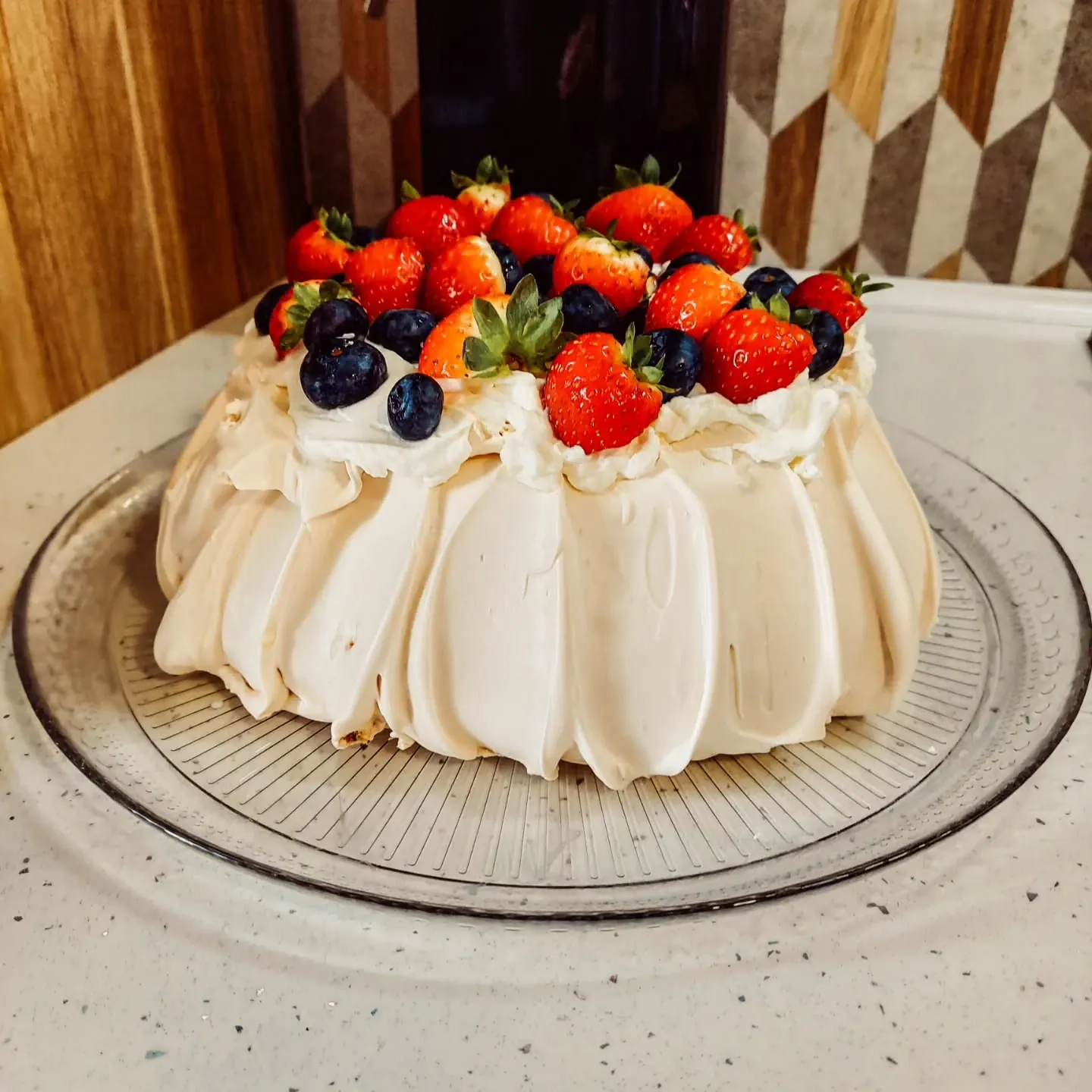 Beza Pavlova z mascarpone, truskawkami i borówkami