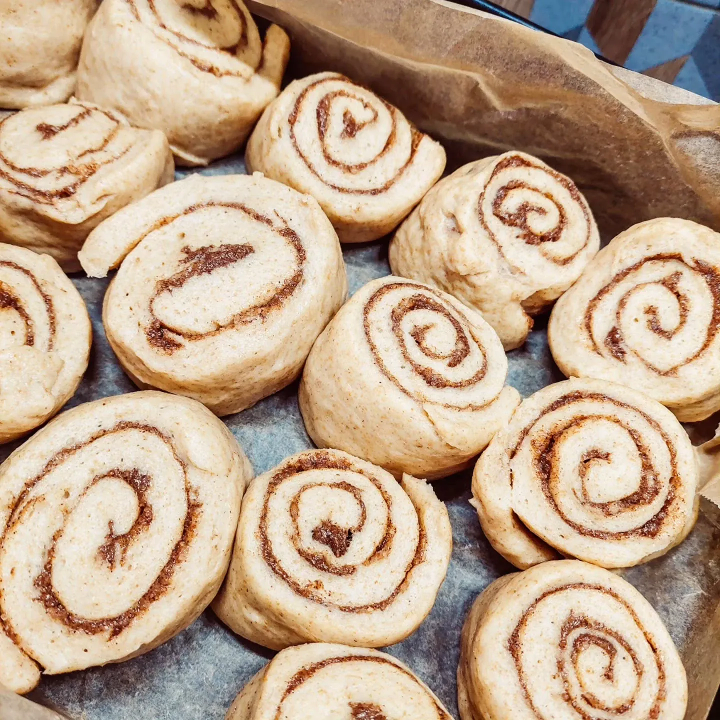 Miękkie bułeczki cynamonowe z mąką orkiszową i śmietanką