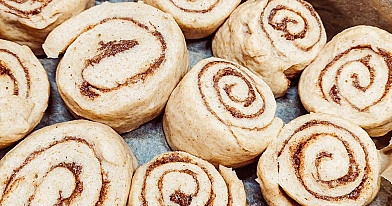 Miękkie bułeczki cynamonowe z mąką orkiszową i śmietanką