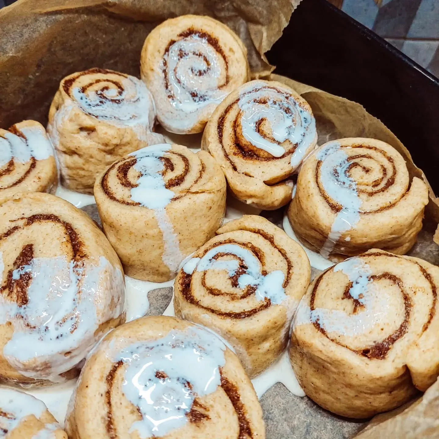 Miękkie bułeczki cynamonowe z mąką orkiszową i śmietanką