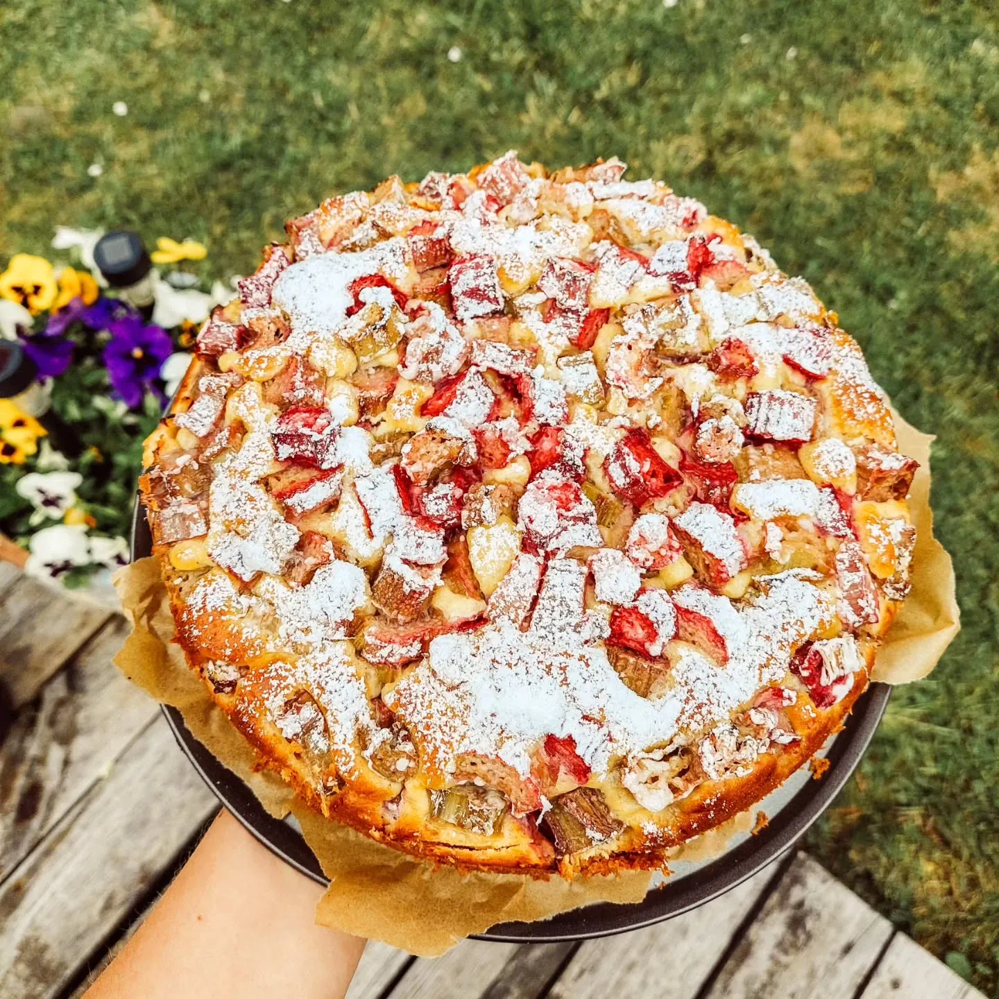 Wilgotne ciasto jogurtowe z rabarbarem jak u babci