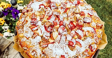 Wilgotne ciasto jogurtowe z rabarbarem jak u babci