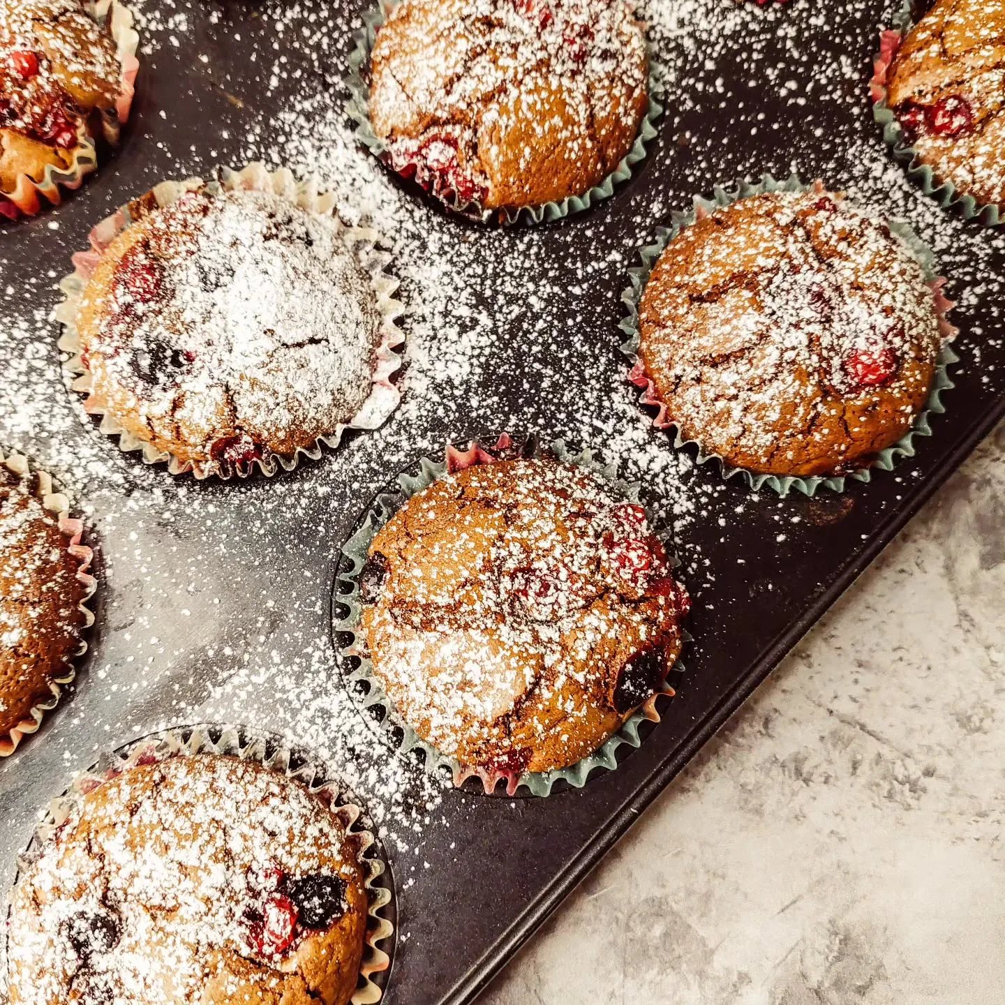 Babeczki brownie z owocami leśnymi i gorzką czekoladą