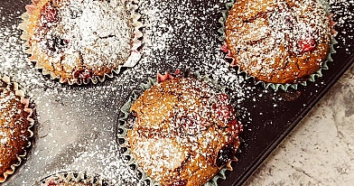 Babeczki brownie z owocami leśnymi i gorzką czekoladą