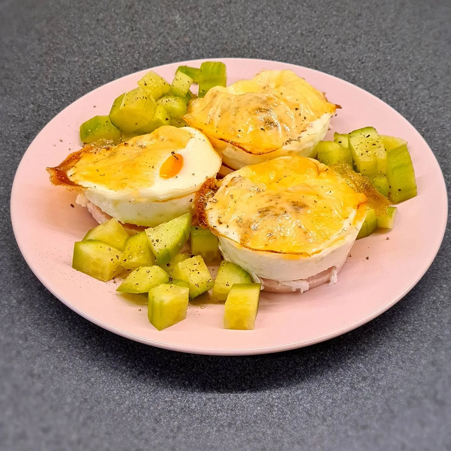 Cepeškrāsnī ceptas olas ar sieru un tītara desu brokastīm