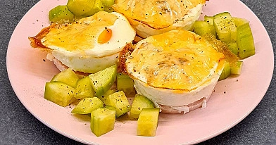 Cepeškrāsnī ceptas olas ar sieru un tītara desu brokastīm