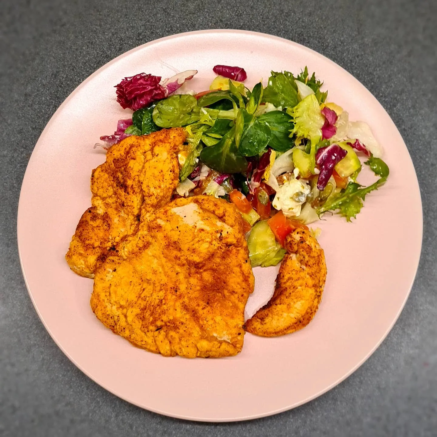 Grilēta vistas fileja ar krāsainiem salātiem vakariņām