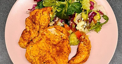 Grilēta vistas fileja ar krāsainiem salātiem vakariņām