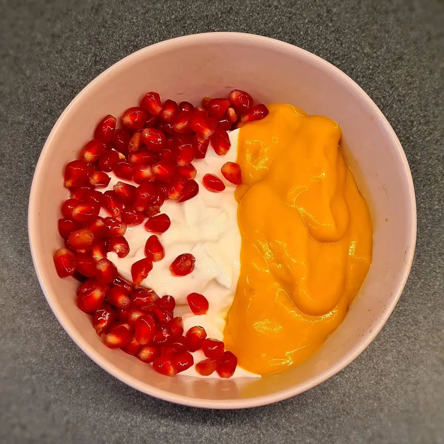 Krēmīga jogurta brokastu bļoda ar mango un granātābolu