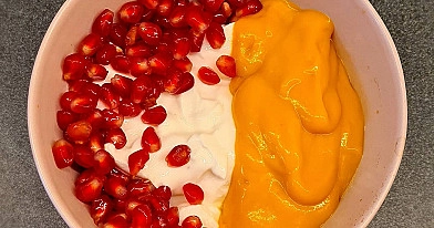 Krēmīga jogurta brokastu bļoda ar mango un granātābolu