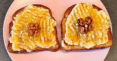 Grauzdēta pilngraudu maize ar banānu, medu un valriekstiem