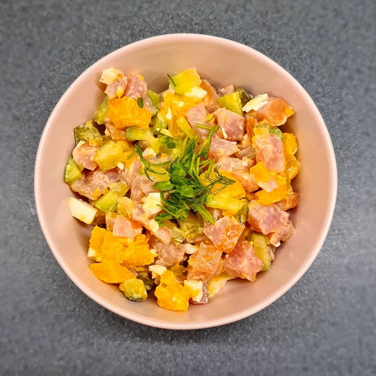 Krāsaini salāti ar auksti kūpinātu tītara fileju un sieru