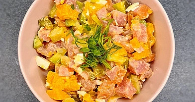 Krāsaini salāti ar auksti kūpinātu tītara fileju un sieru