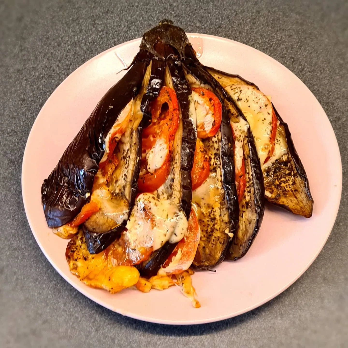 Krāsnī cepts baklažāns ar sieru un tomātiem vakariņām