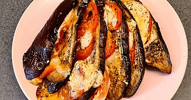 Krāsnī cepts baklažāns ar sieru un tomātiem vakariņām