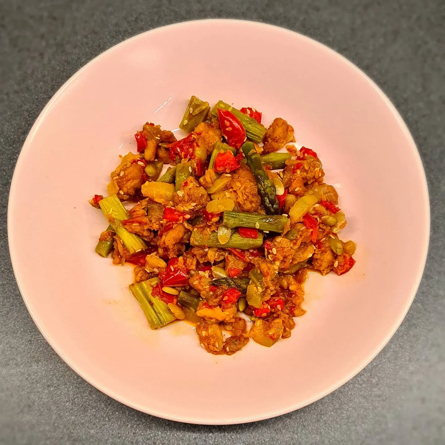 Veselīgs zivju wok ar dārzeņiem vieglām vakariņām ikdienai