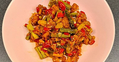 Veselīgs zivju wok ar dārzeņiem vieglām vakariņām ikdienai