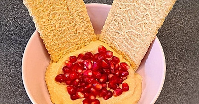 Krēmīgs humuss ar granātābolu un maizes plāksnītēm