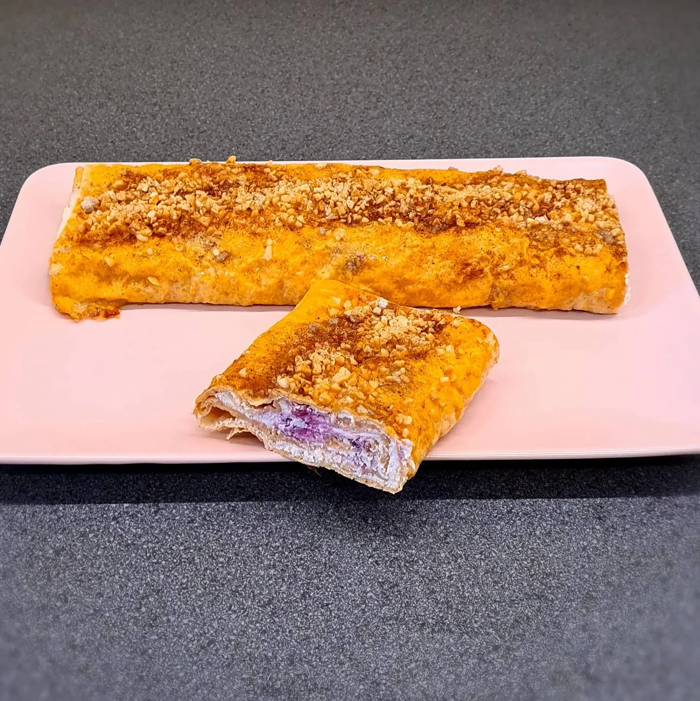 Veselīga biezpiena strūdele ar lavašu un ogām cepeškrāsnī