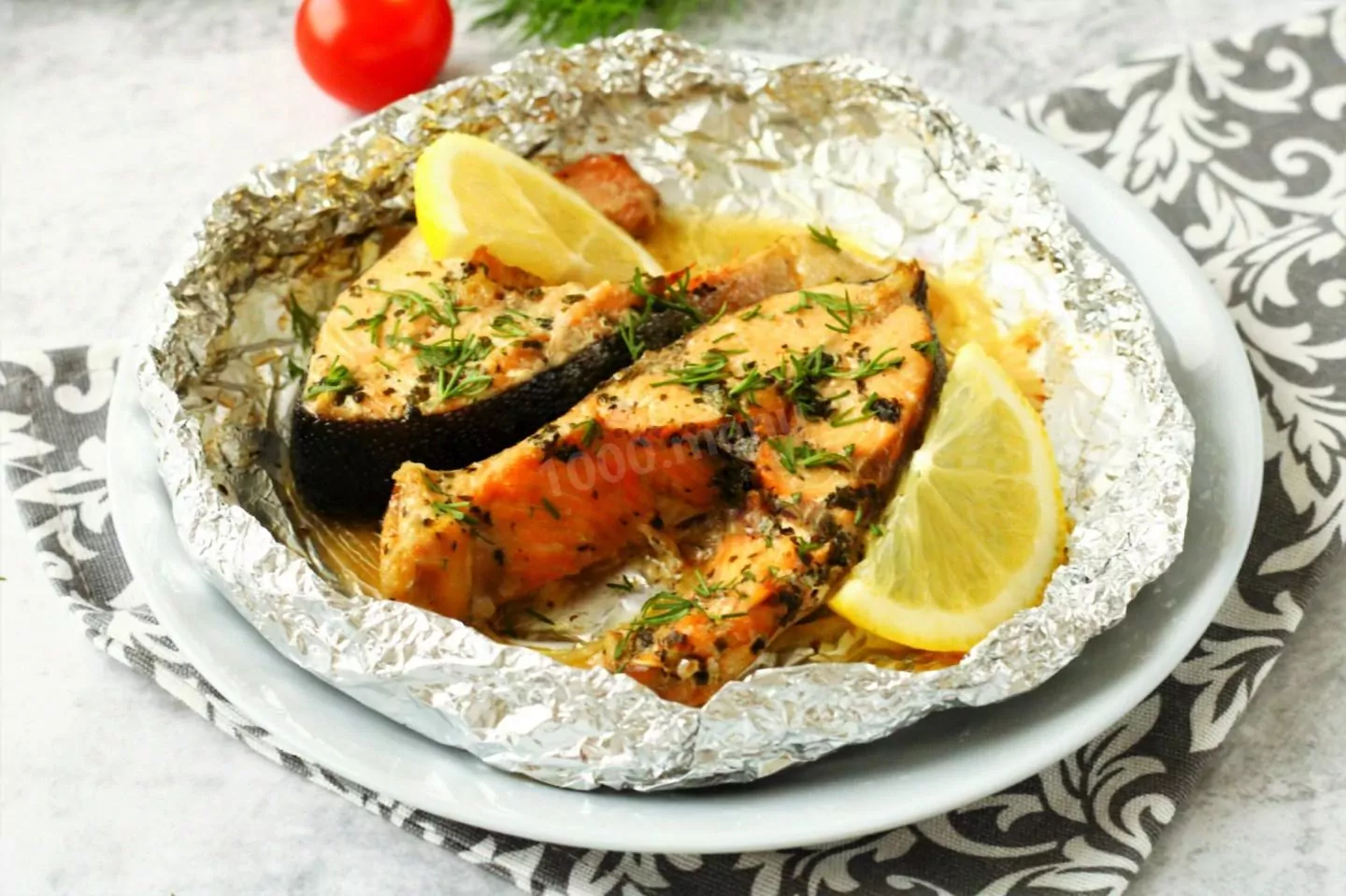 Soczyste steki z różowego łososia w piekarniku w folii