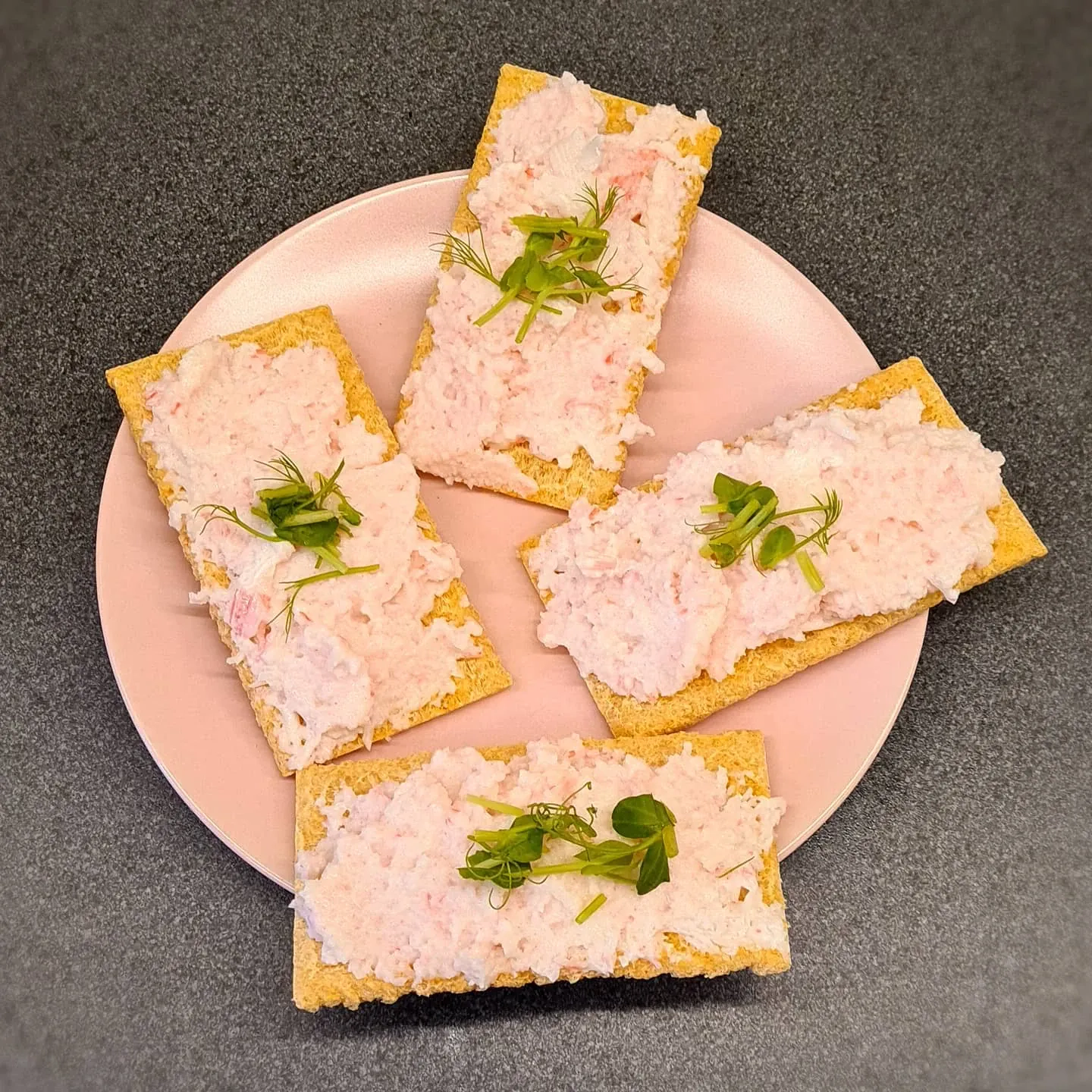 Veselīgas sausmaizītes ar krabju nūjiņām un grieķu jogurtu