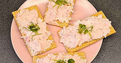 Veselīgas sausmaizītes ar krabju nūjiņām un grieķu jogurtu