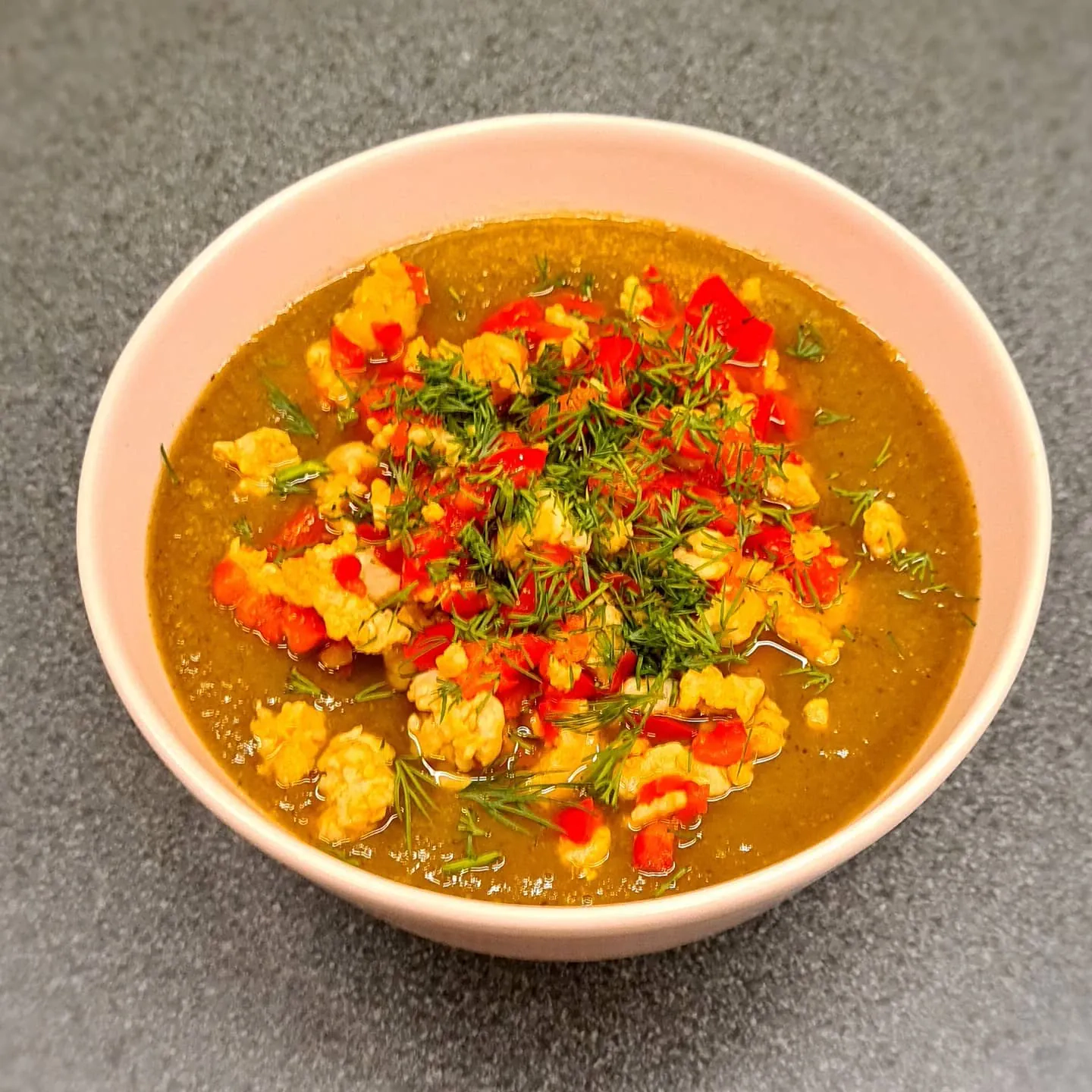 Sātīga dārzeņu biezzupa ar maltu vistas gaļu un dillēm