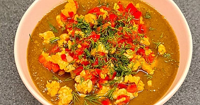 Sātīga dārzeņu biezzupa ar maltu vistas gaļu un dillēm